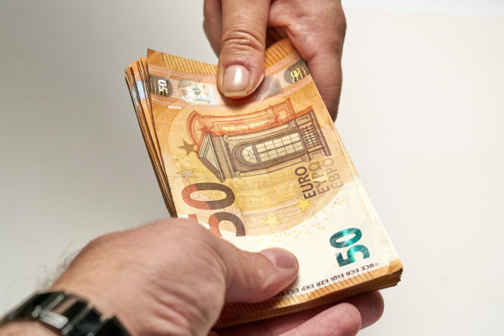 Euro forcohet ndaj lekut, arrin nivelin më të lartë që prej tetorit të vitit të kaluar